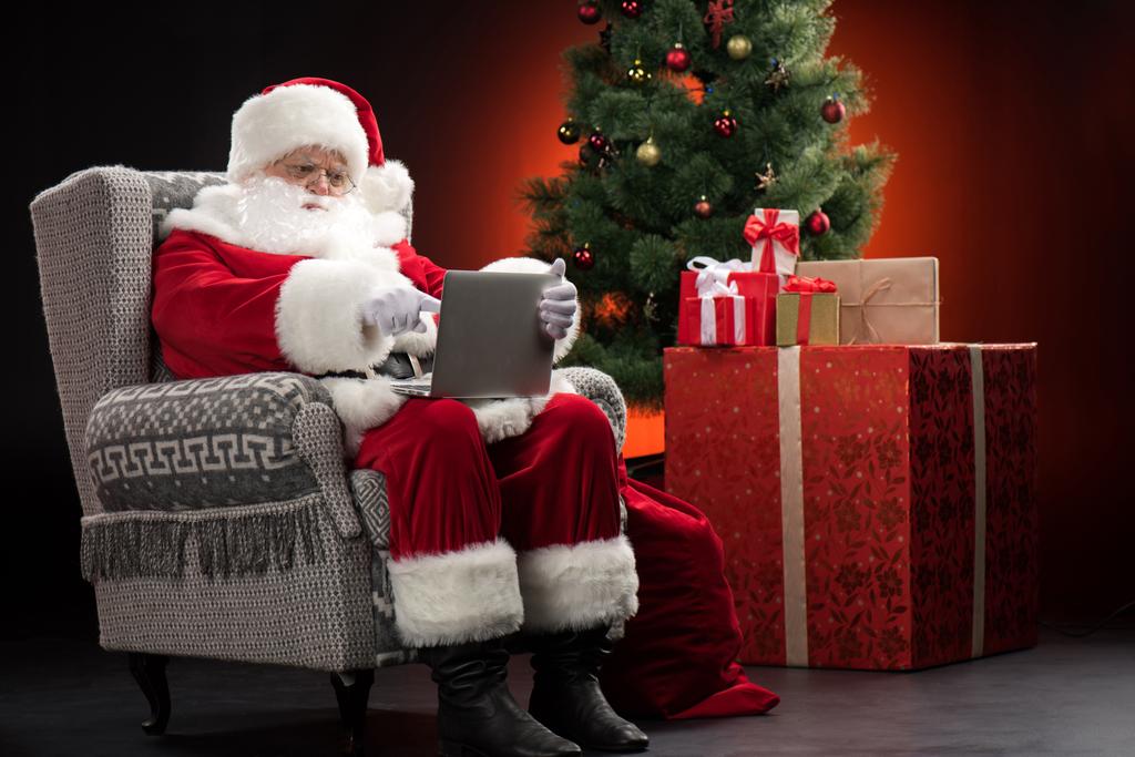 Santa Claus usando laptop
 - Foto, imagen