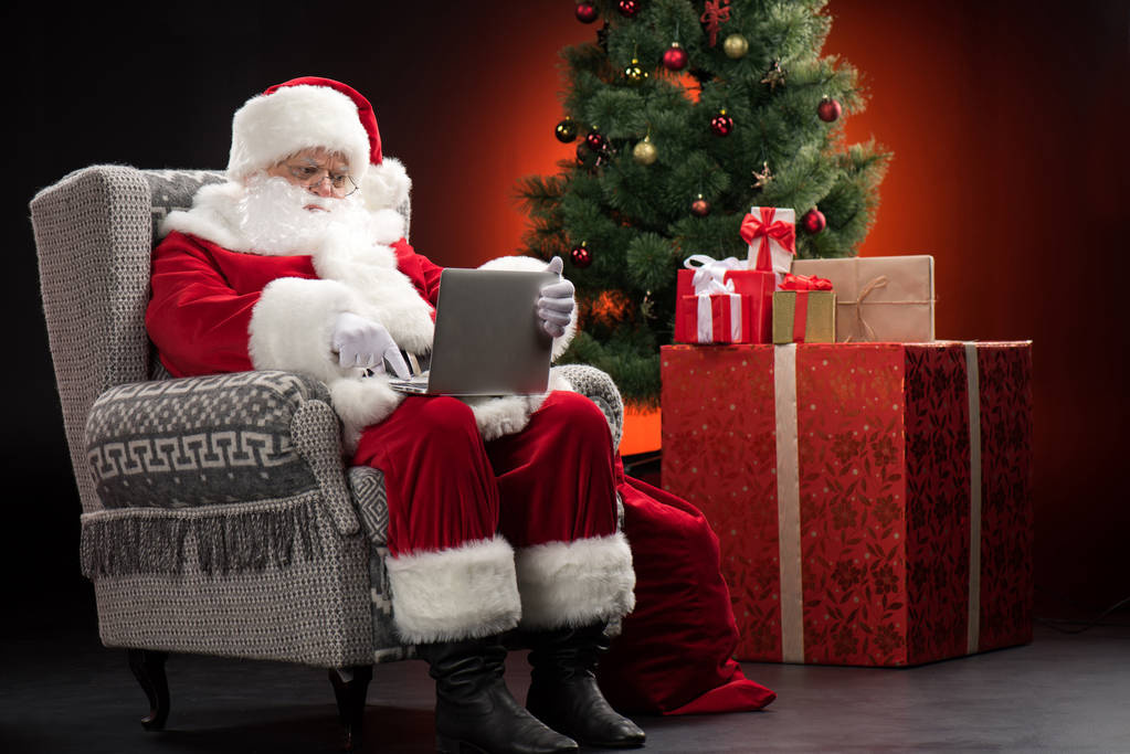 Babbo Natale utilizzando il computer portatile
 - Foto, immagini