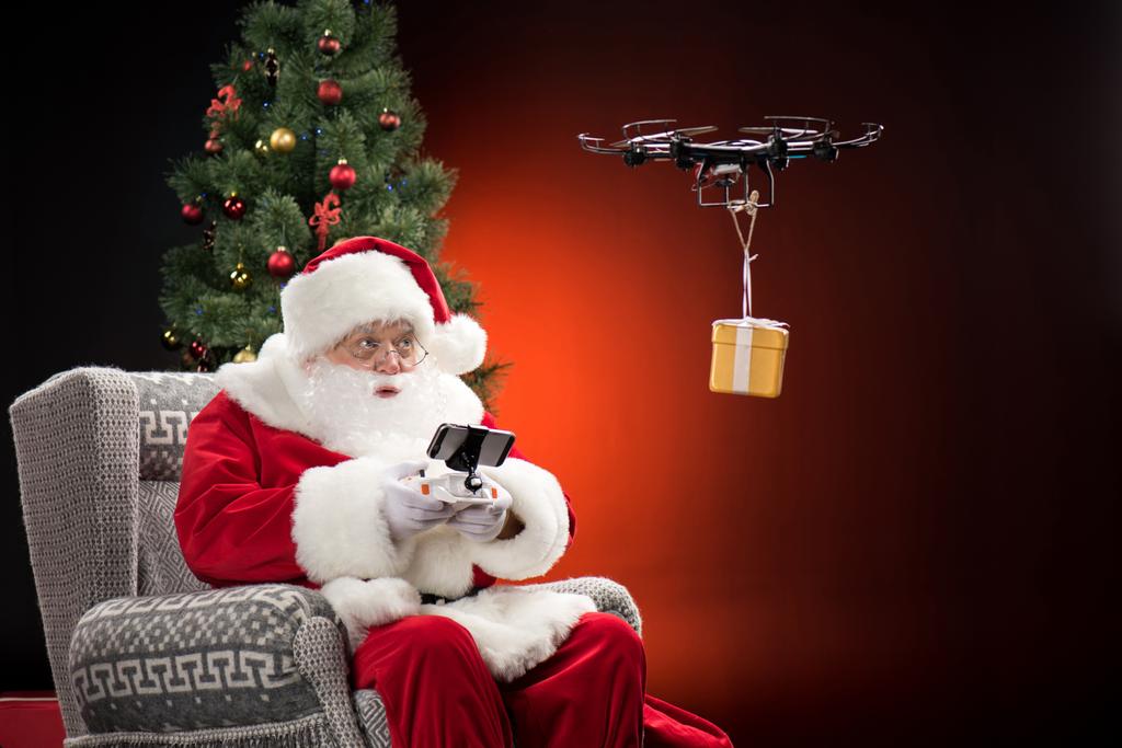 Weihnachtsmann mit Drohne - Foto, Bild