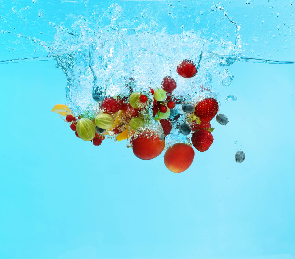 Ягоди і фрукти падають у воду
 - Фото, зображення