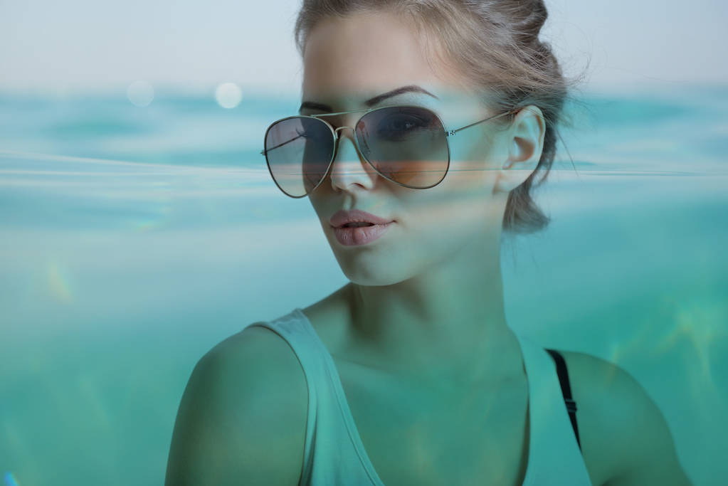 дівчина моди з сонцезахисними окулярами
 - Фото, зображення