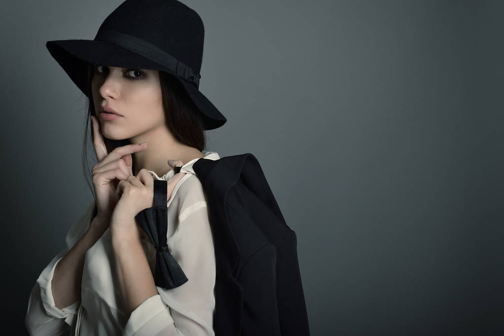 elegancia nő fekete kalap - Fotó, kép