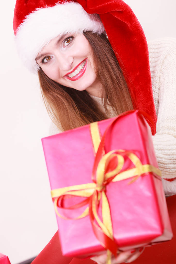 Женщина с подарочной коробкой. Время Рождества
 - Фото, изображение