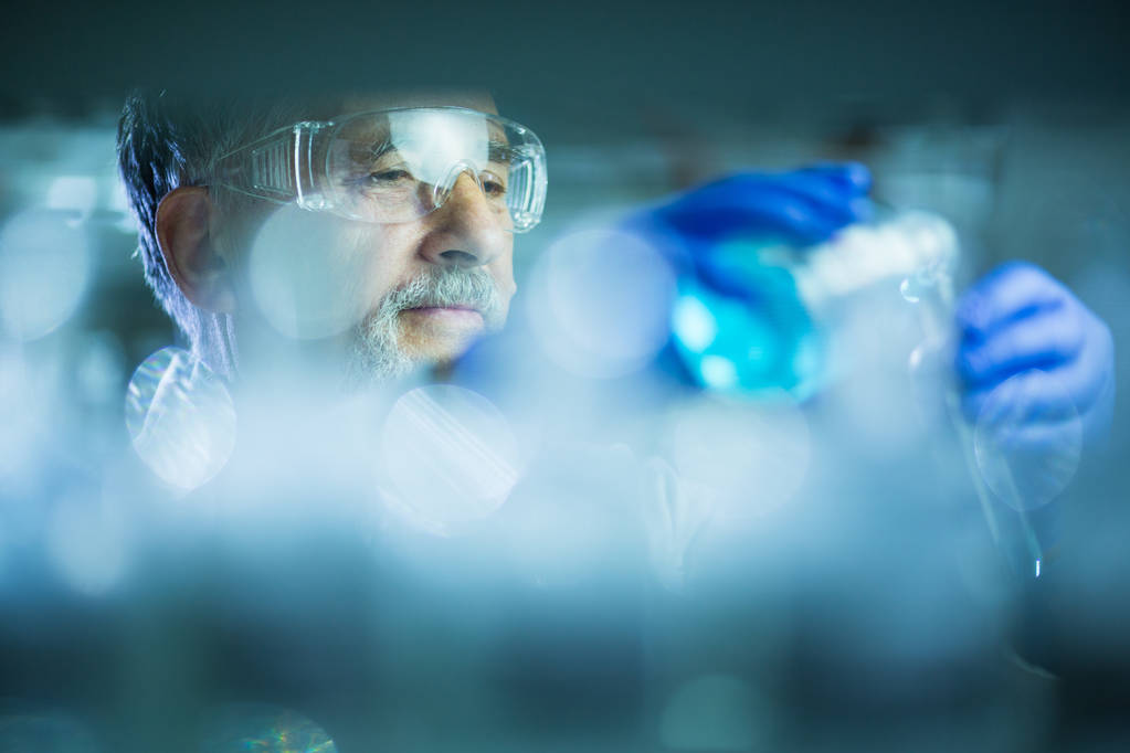старший исследователь-мужчина проводит научные исследования в лаборатории
 - Фото, изображение