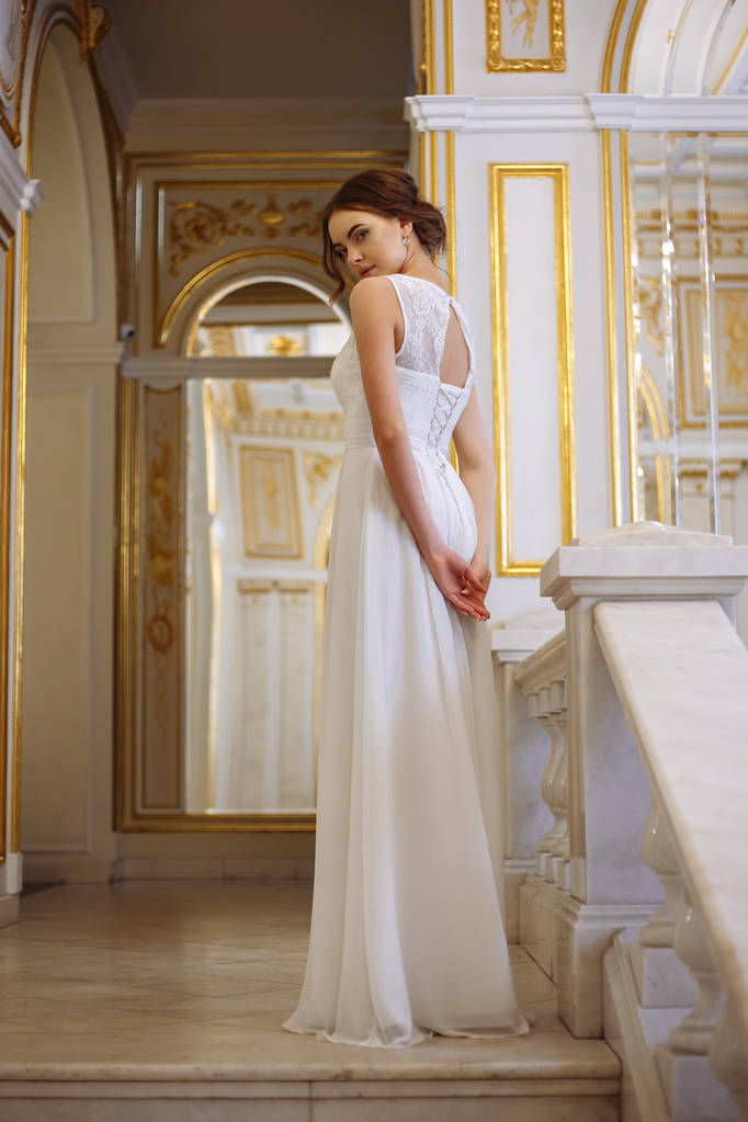 インテリアの高級ウェディング ドレスの美しい若い女性の花嫁 - 写真・画像