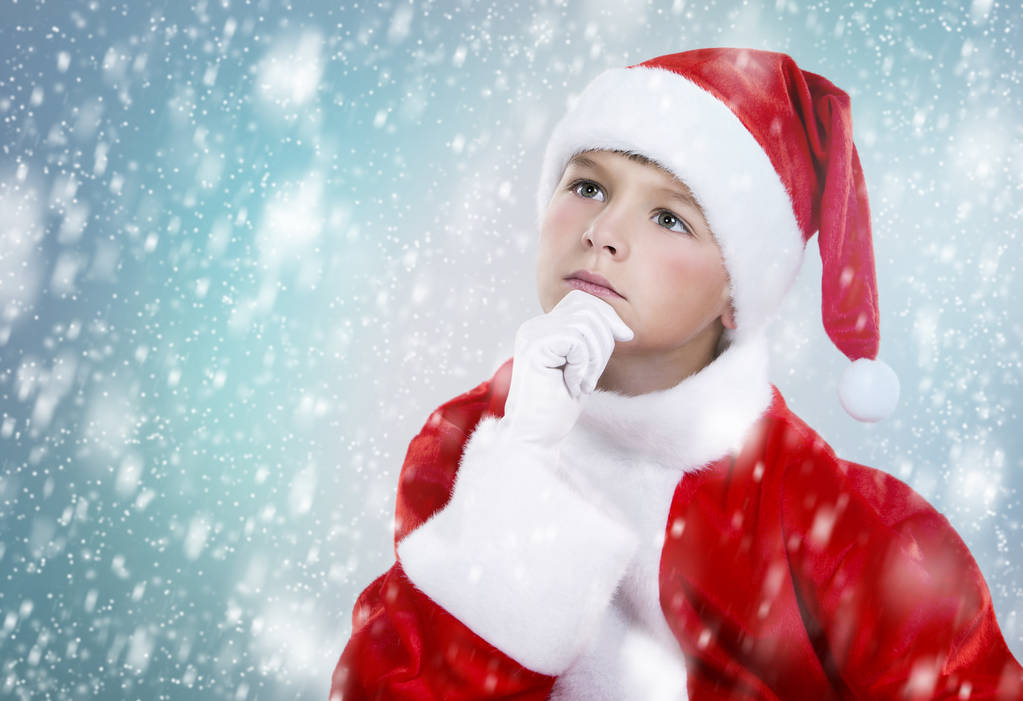 poika pukeutunut Santa talvella ympäristössä
 - Valokuva, kuva
