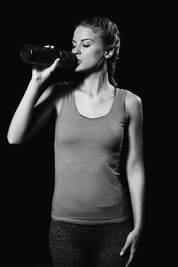 Mujer bebiendo agua después del ejercicio
 - Foto, Imagen