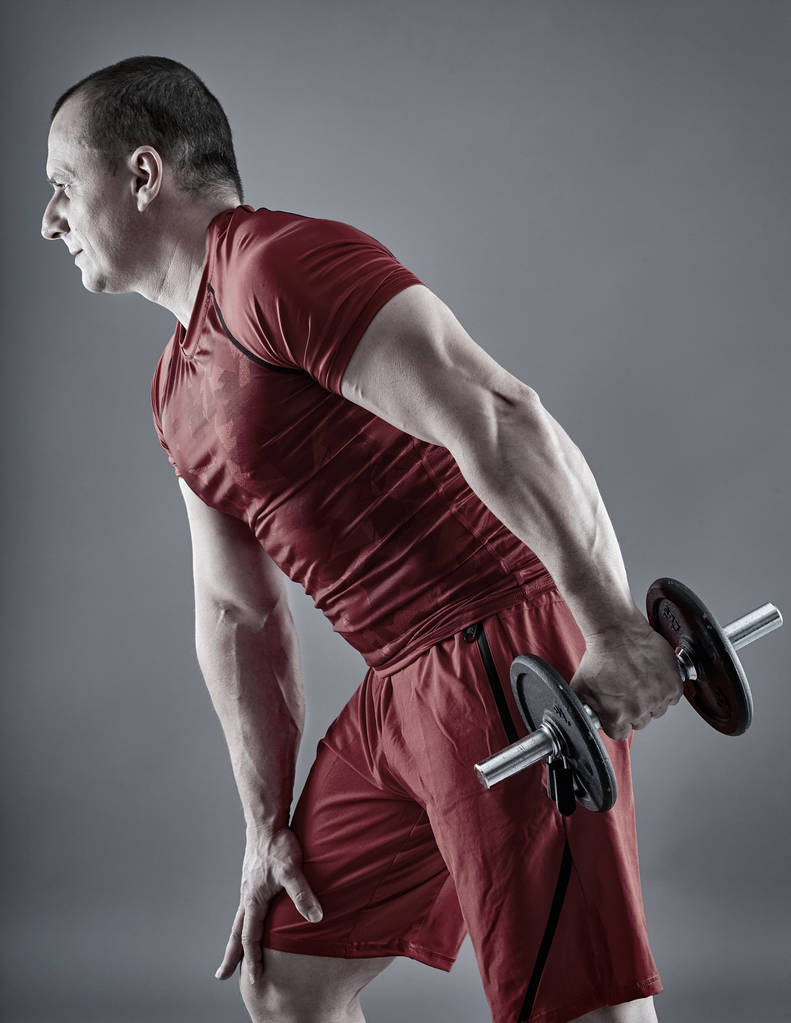 Γυμναστήριο άνθρωπος κάνει τρικέφαλος μύς προπόνηση - Φωτογραφία, εικόνα