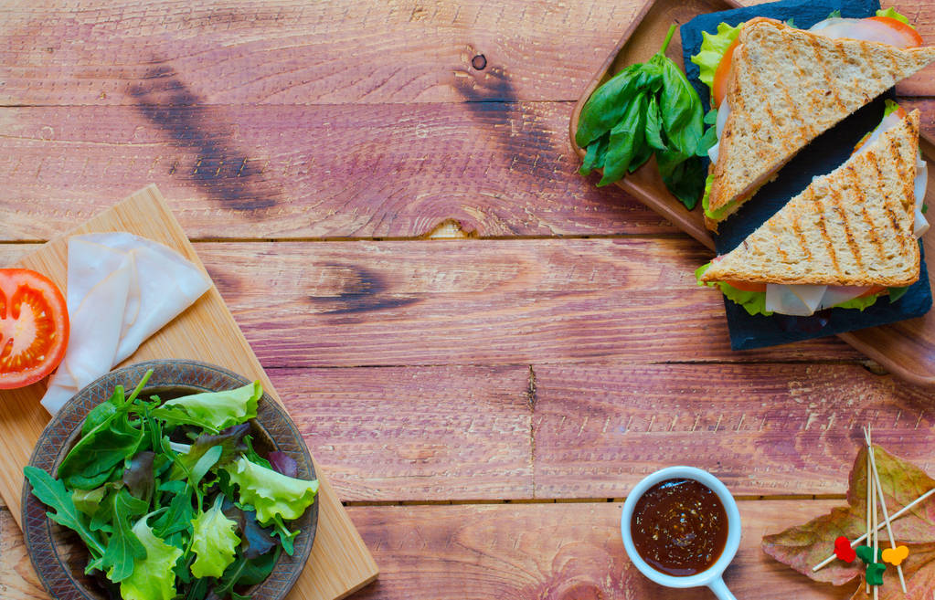 Vista superior de Healthy Sandwich, sobre un fondo de madera
  - Foto, Imagen