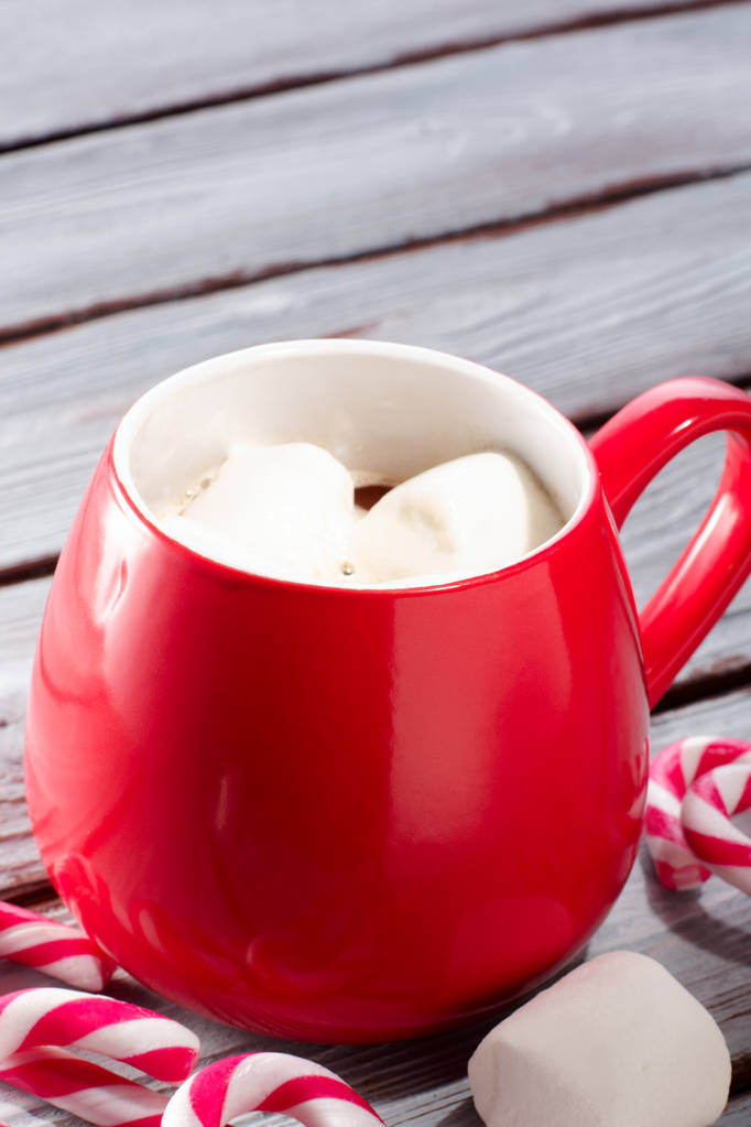 Warme chocolademelk in rode mok met marshmallows - Foto, afbeelding
