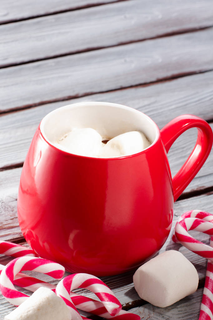 マシュマロと赤いマグカップのホット チョコレート - 写真・画像
