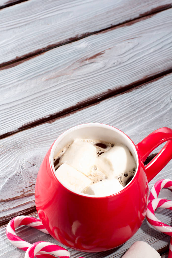 Cioccolata calda in tazza rossa con marshmallow
 - Foto, immagini