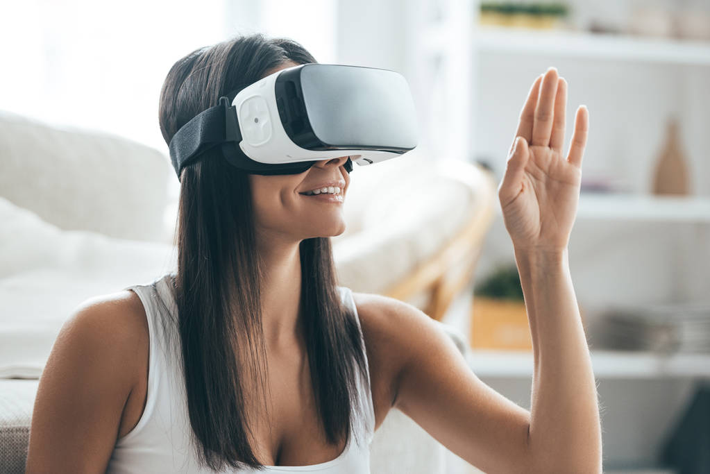Gelukkige vrouw in virtuele werkelijkheid  - Foto, afbeelding