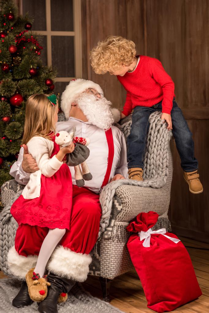 Papai Noel com crianças felizes
  - Foto, Imagem