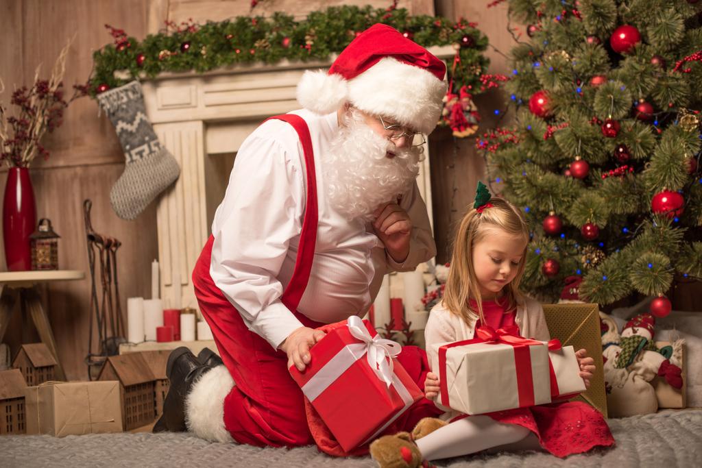 Weihnachtsmann zeigt Weihnachtsgeschenke - Foto, Bild