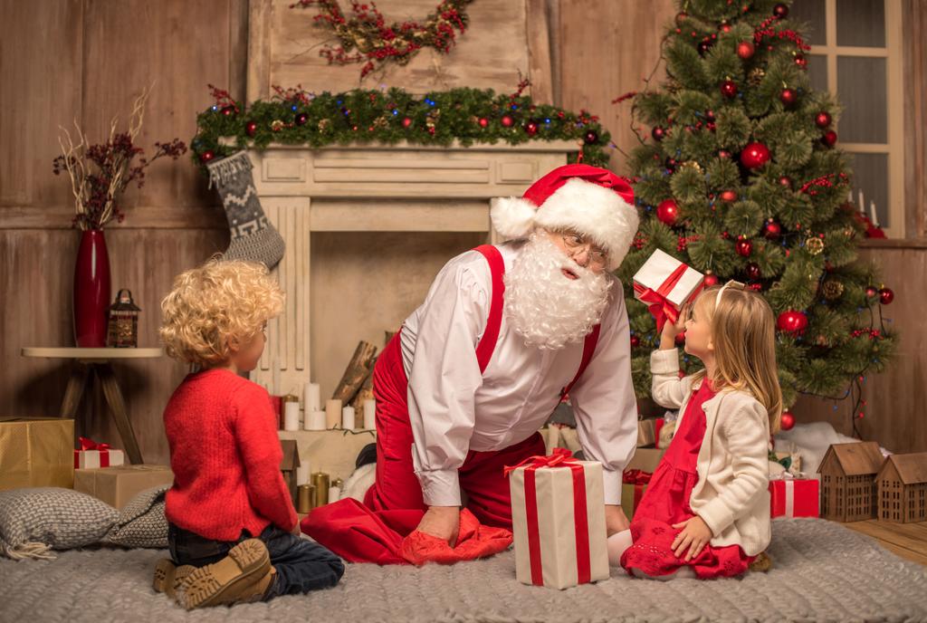 Άγιος Βασίλης και τα παιδιά με δώρα Χριστουγέννων - Φωτογραφία, εικόνα