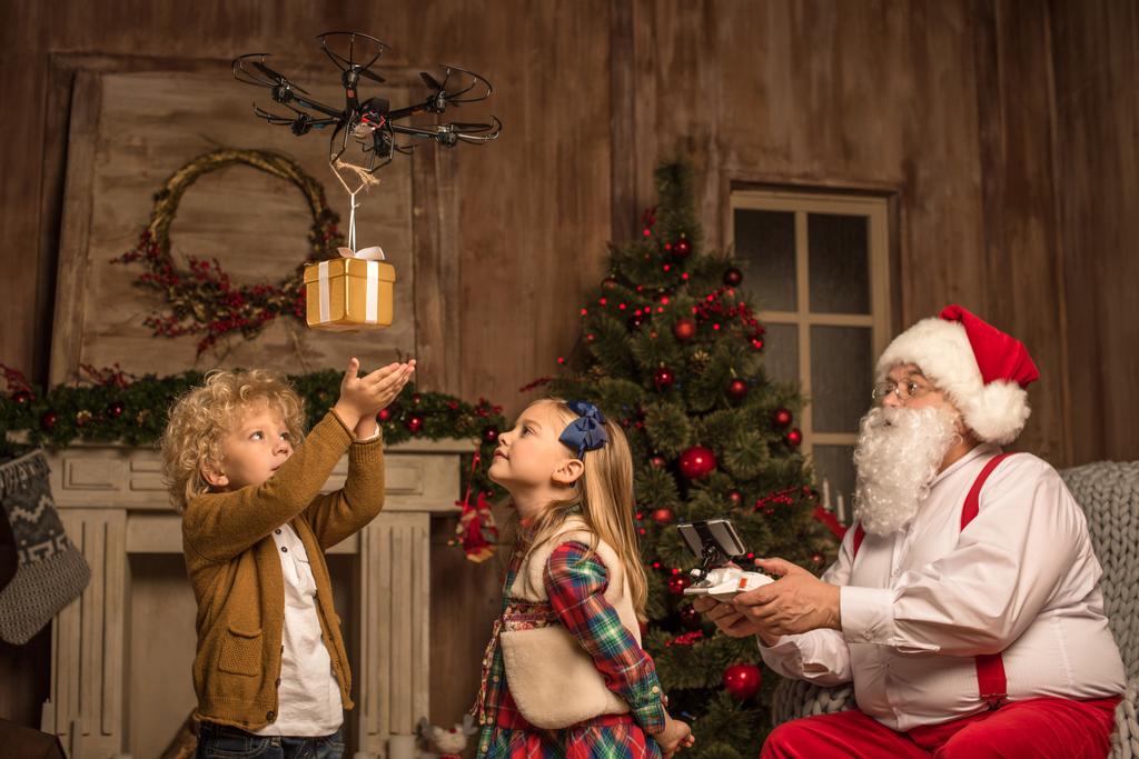 Santa Claus s dětmi pomocí hexacopter DRONY   - Fotografie, Obrázek