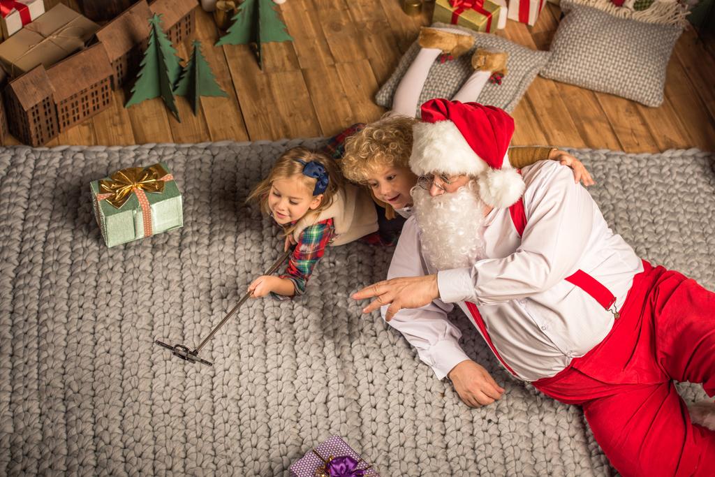 Άγιος Βασίλης με παιδιά λαμβάνοντας αυτοπορτρέτα   - Φωτογραφία, εικόνα
