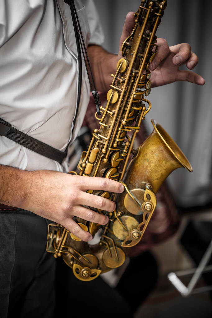muzikant die saxofoon speelt - Foto, afbeelding