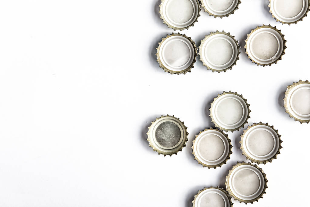 tapas de cerveza sobre fondo blanco
 - Foto, Imagen