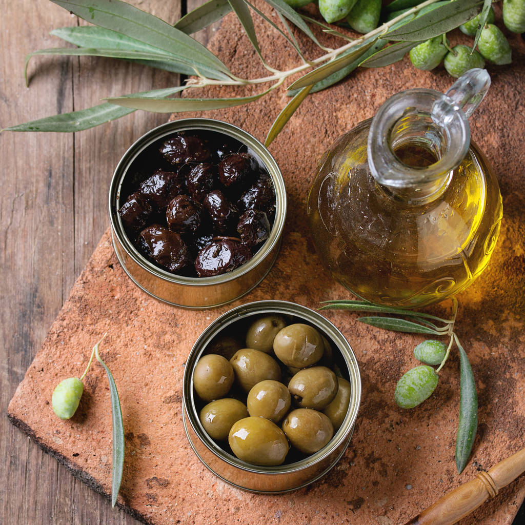 Oliven mit Brot und Öl - Foto, Bild