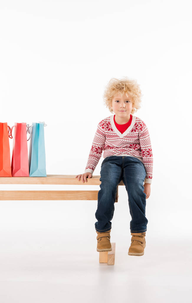 Niño con bolsas de compras
   - Foto, imagen