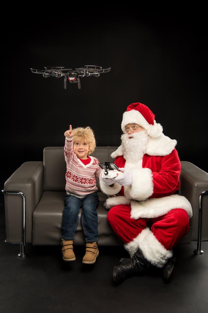 Babbo Natale utilizzando drone esacopter con bambino
   - Foto, immagini