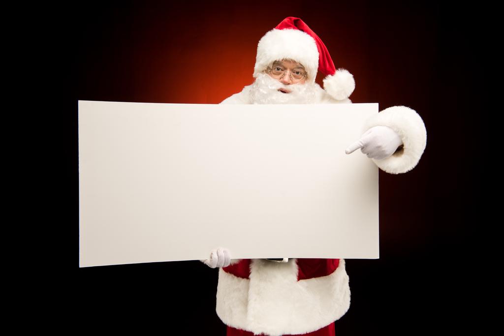 Санта Клаус указывает на пустую карточку
   - Фото, изображение