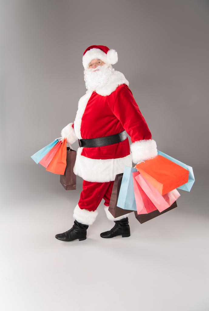 Weihnachtsmann mit Einkaufstüten - Foto, Bild
