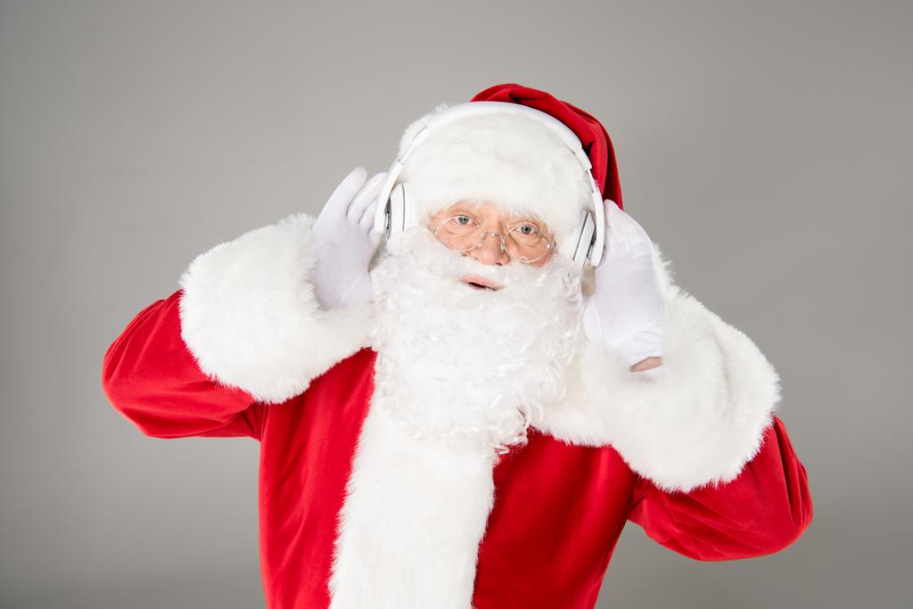 Santa Claus listening music with headphones - Photo, Image