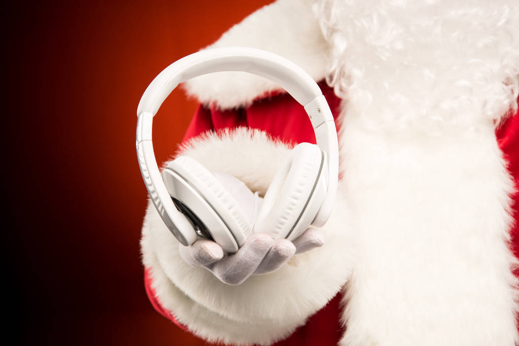Joulupukin käsi näyttää kuulokkeet
 - Valokuva, kuva
