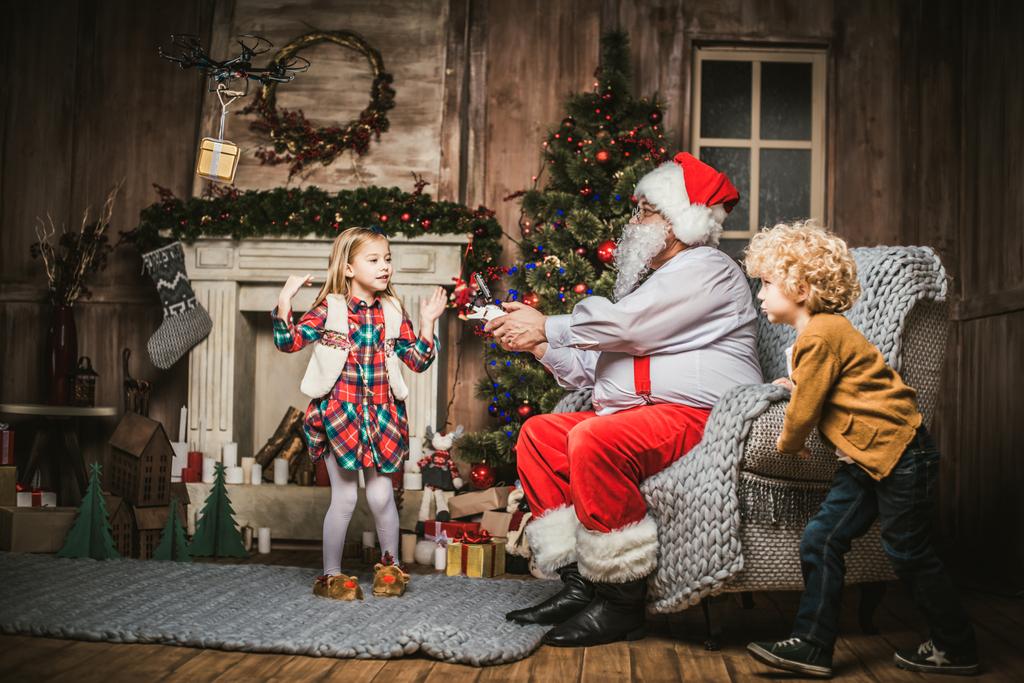 Joulupukki lasten kanssa
   - Valokuva, kuva
