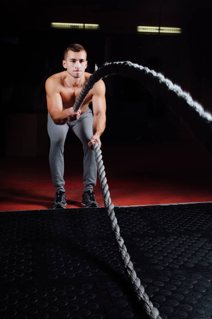 Άνδρες με σχοινί μάχης στη λειτουργική προπόνηση γυμναστήριο φυσικής κατάστασης - Φωτογραφία, εικόνα
