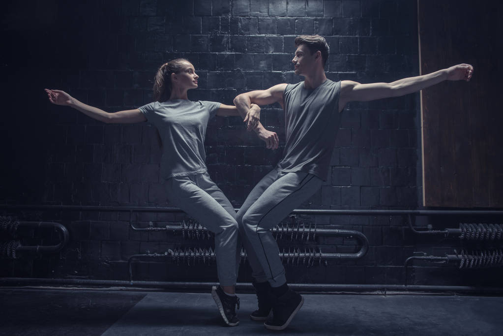 Anmutige junge Tänzer posieren gemeinsam - Foto, Bild