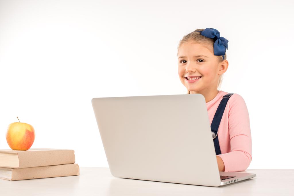 Χαμογελώντας μαθήτρια με φορητό υπολογιστή - Φωτογραφία, εικόνα