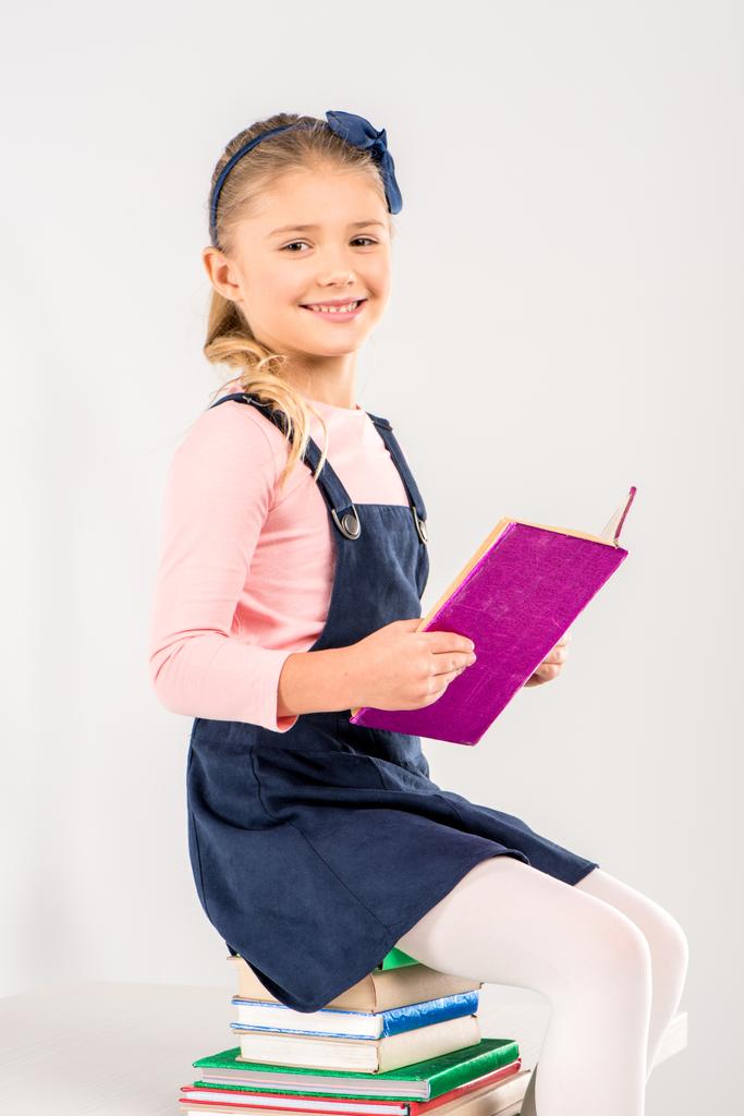 Lächelndes Schulmädchen mit Buch - Foto, Bild