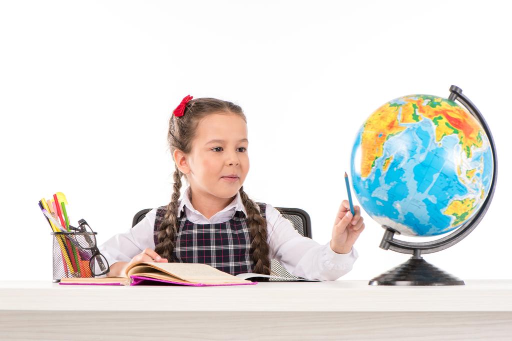 Écolière faire des devoirs et en utilisant globe
   - Photo, image