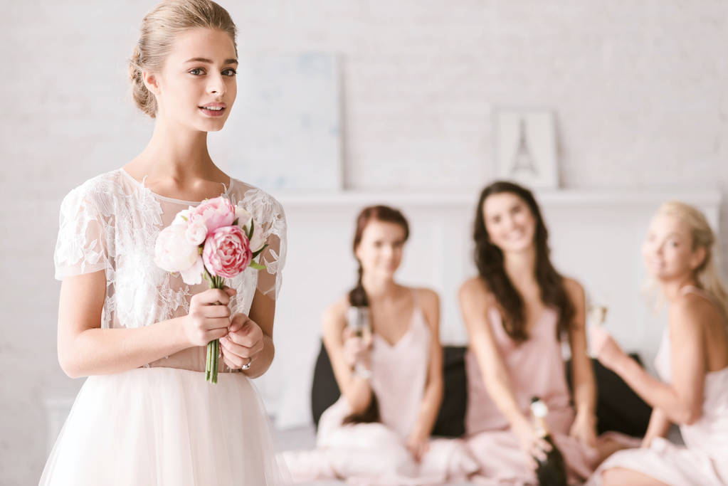 Χαριτωμένο νύφη στέκεται στο λευκό δωμάτιο - Φωτογραφία, εικόνα