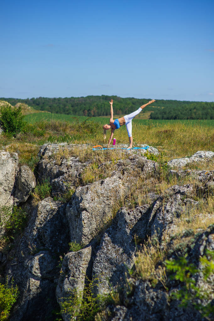 Jeune femme faisant du yoga - Photo, image