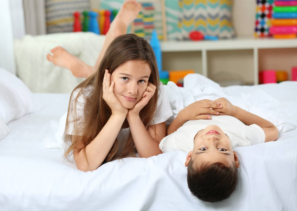 Brother and sister on bed - Photo, Image