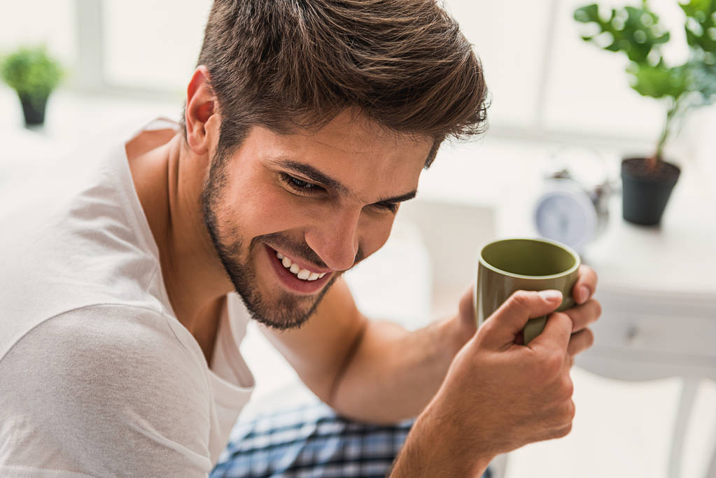 Ονειρική άνθρωπος πίνει καφέ στο σπίτι - Φωτογραφία, εικόνα