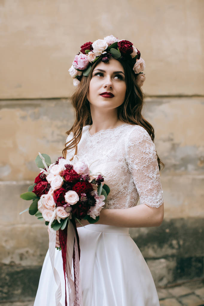 Novia en corona con ramo de bodas
 - Foto, Imagen