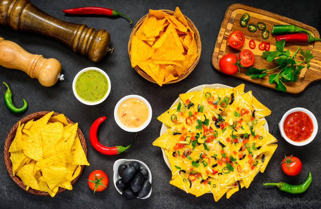 Nachos con ingredienti e verdure
 - Foto, immagini