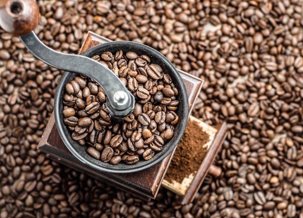 Ruční kávomlýnek s pražená kávová zrna, pohled shora - Fotografie, Obrázek