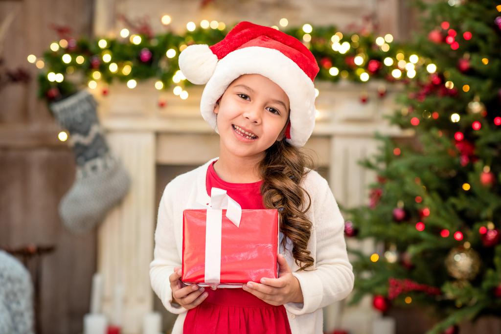 Kind hält Geschenkbox  - Foto, Bild