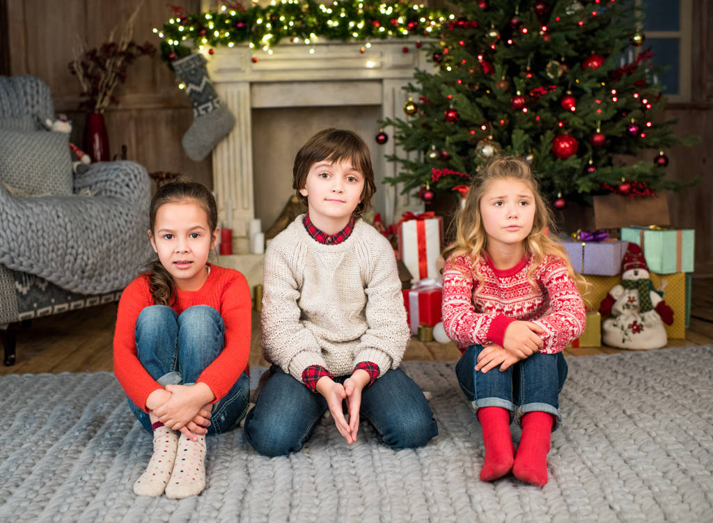Děti sedí na šedý koberec   - Fotografie, Obrázek