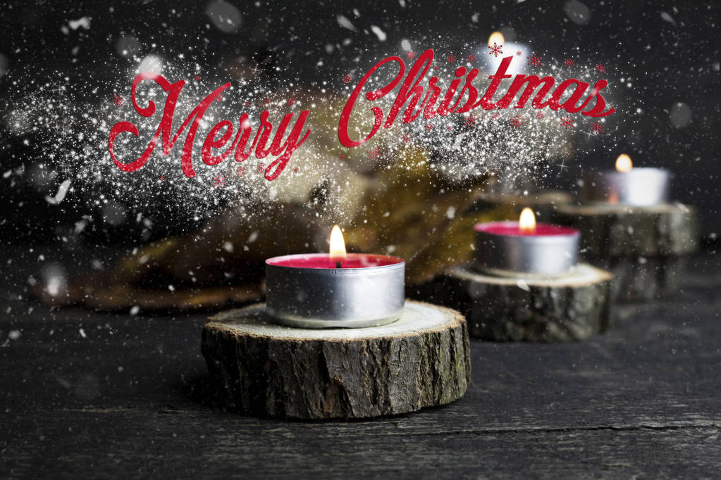 Feliz Navidad. Velas de Navidad ardiendo, decoración sobre troncos de madera descansando sobre fondo rústico de madera con copos de nieve y polvo de estrellas
 - Foto, imagen