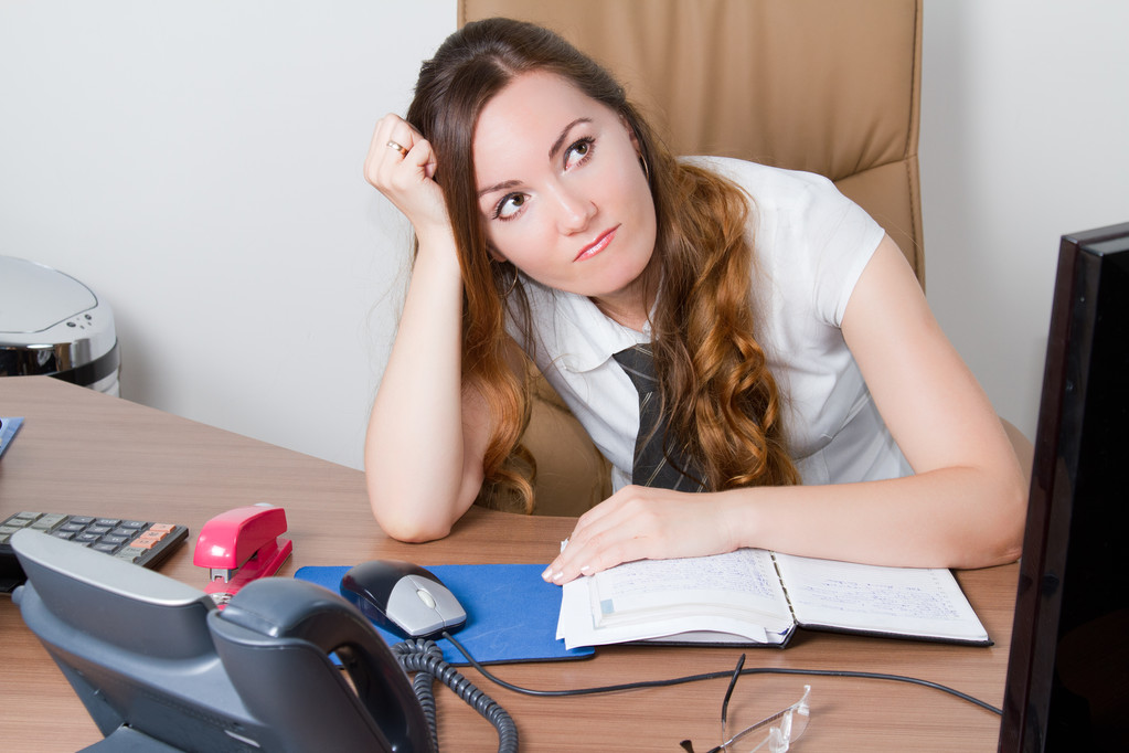 Mujer de negocios cansada al final del día en un escritorio en la oficina
 - Foto, imagen