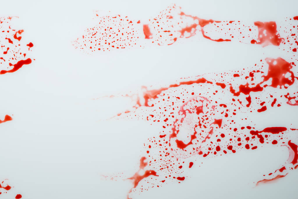Krew kapie na białej powierzchni - Zdjęcie, obraz