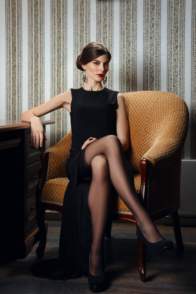Nádherná dáma v černé elegantní večerní šaty s hlubokým řez v st - Fotografie, Obrázek